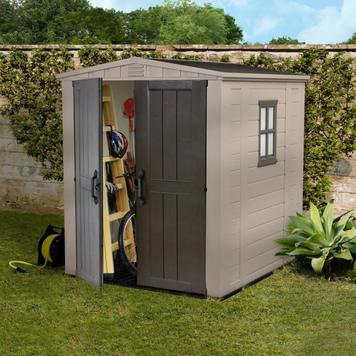 Casetta da Giardino Beige Nero Resistente Agli Agenti Atmosferici Presenza Finestre 184x111x201h cm, Tetto a due Falde - Tiffin
