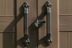 Casetta da Giardino Beige Nero Resistente Agli Agenti Atmosferici Presenza Finestre 184x111x201h cm, Tetto a due Falde - Tiffin