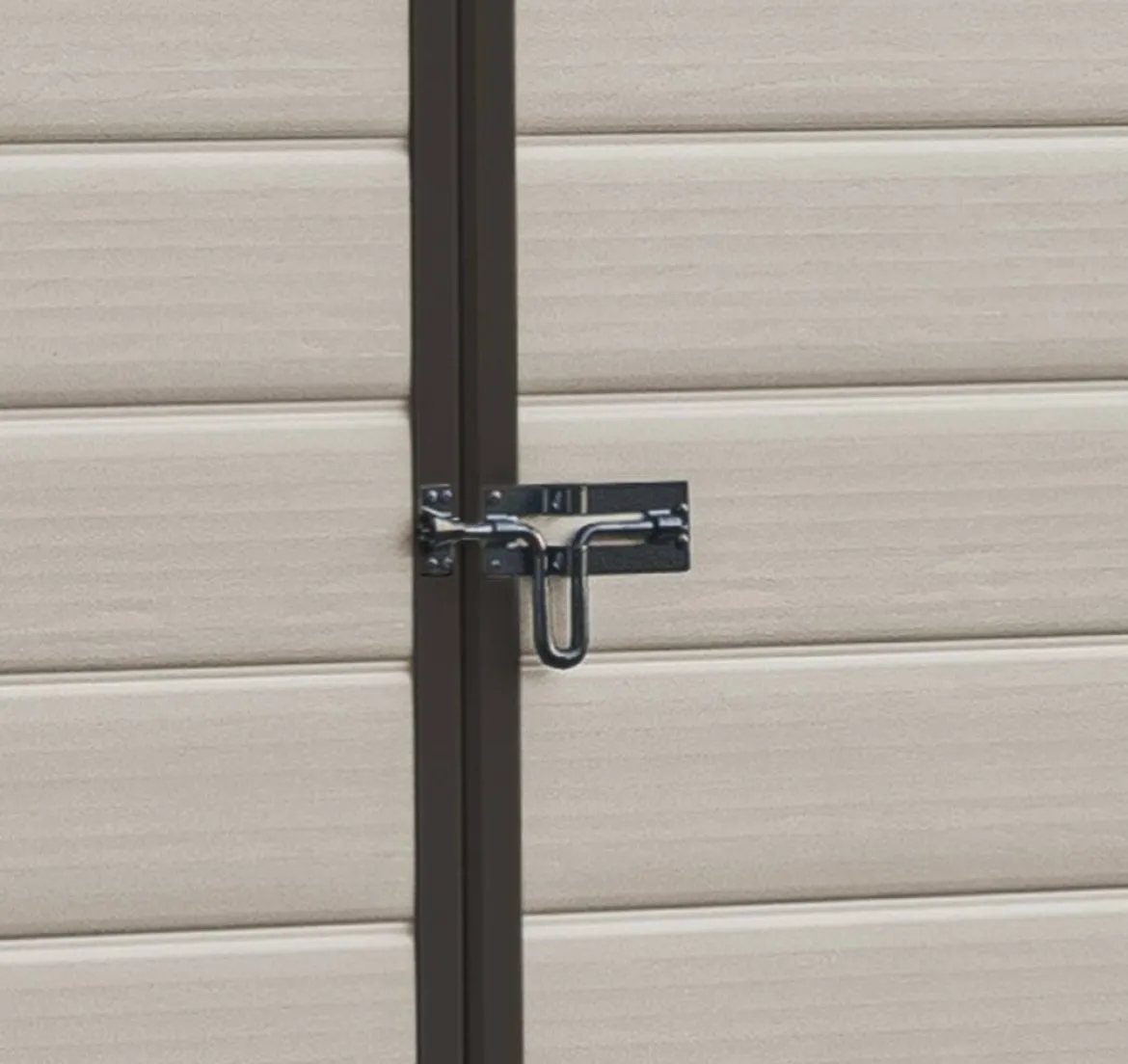 Casetta da Giardino Beige Nero Resistente Agli Agenti Atmosferici Presenza Finestre 185x152x226h cm, Tetto a due Falde - Sheboygan