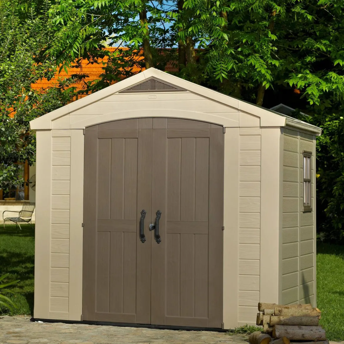 Casetta da Giardino Beige Nero Resistente Agli Agenti Atmosferici Presenza Finestre 257x255x243h cm, Tetto a due Falde - Traverse