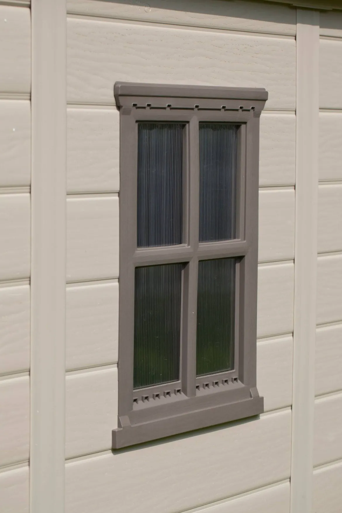 Casetta da Giardino Beige Nero Resistente Agli Agenti Atmosferici Presenza Finestre 257x255x243h cm, Tetto a due Falde - Traverse