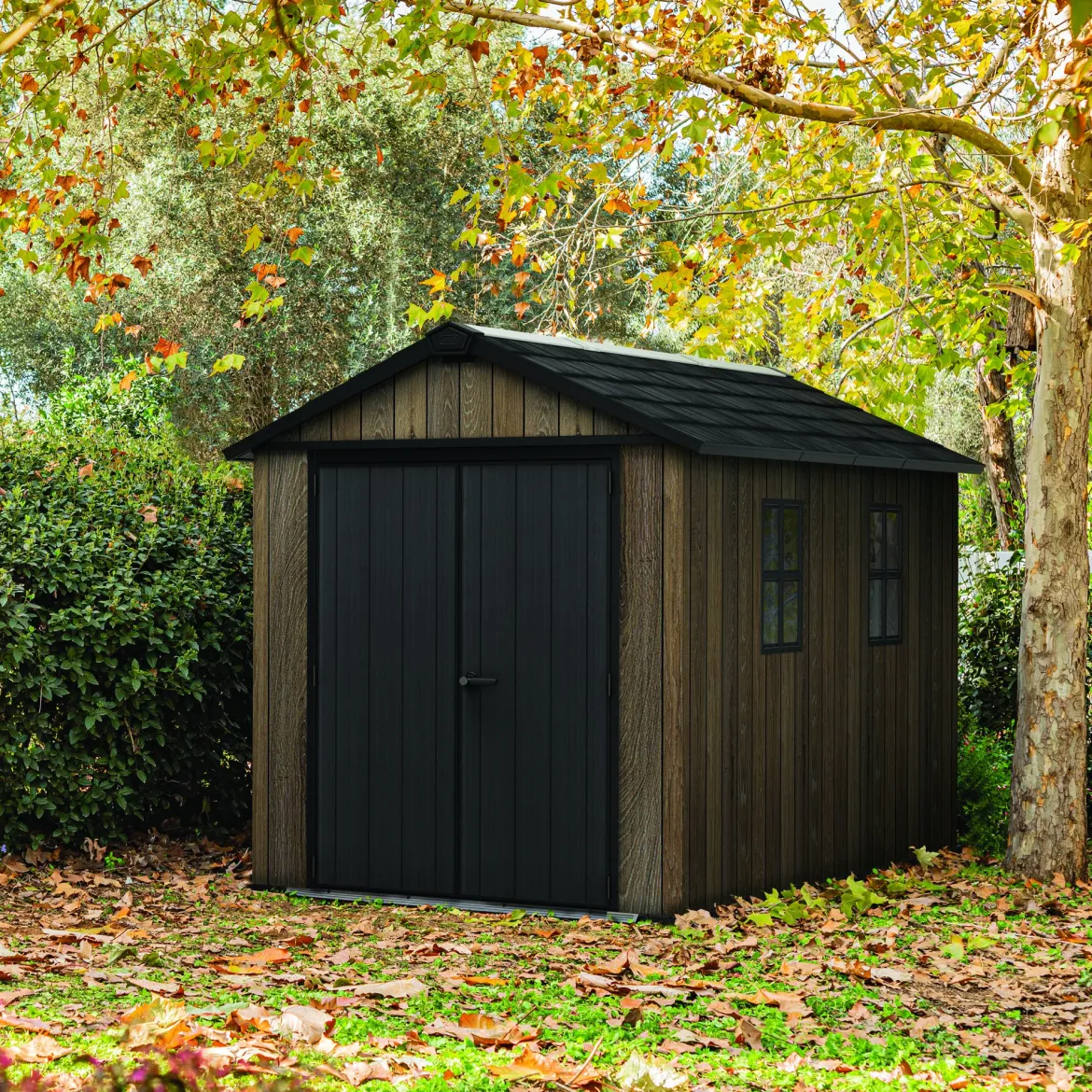 Casetta da Giardino Marrone Noce Nero Pavimento Rialzato, Modulabile, Lucchettabile Presenza Finestre 224x230x246h cm, Tetto a due Falde - Mattoon