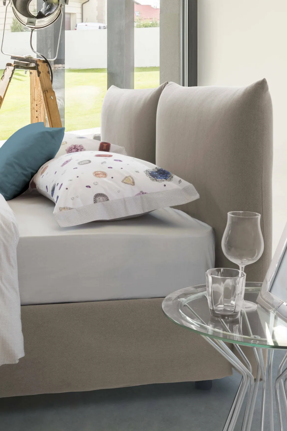 Letto matrimoniale contenitore tortora 190x215cm rivestito in tessuto - Alizarin