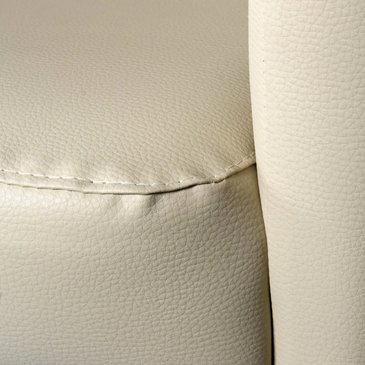 Poltrona moderna in ecopelle con braccioli beige - Ago