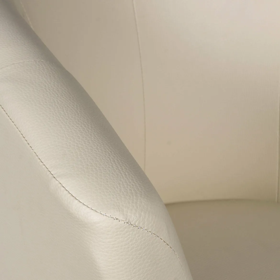 Poltrona moderna in ecopelle con braccioli beige - Ago