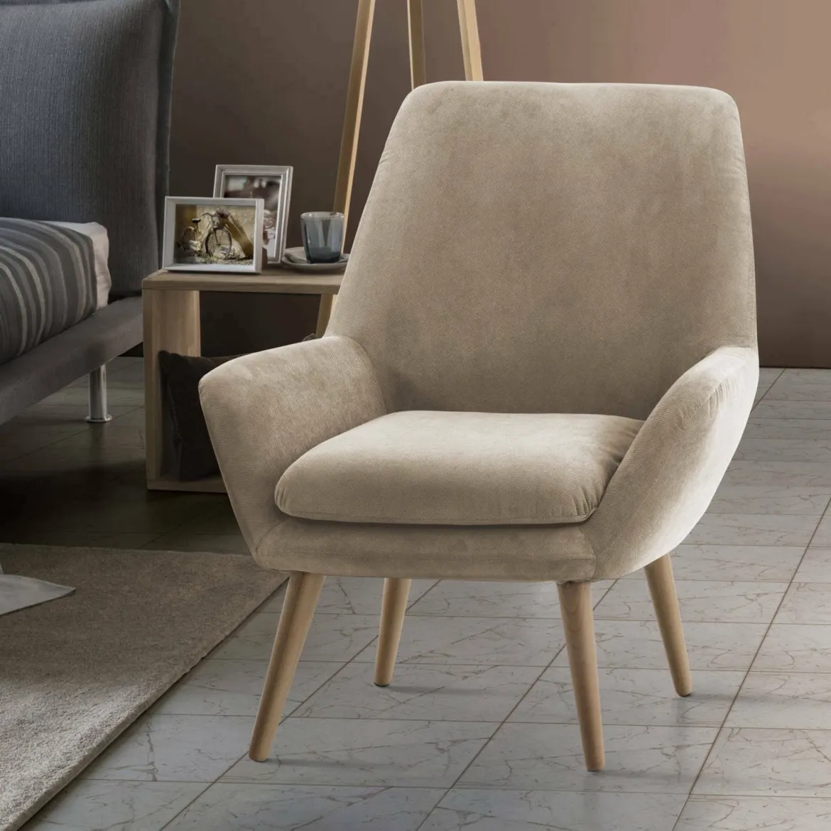 Poltrona scandi in tessuto con braccioli beige - Anido