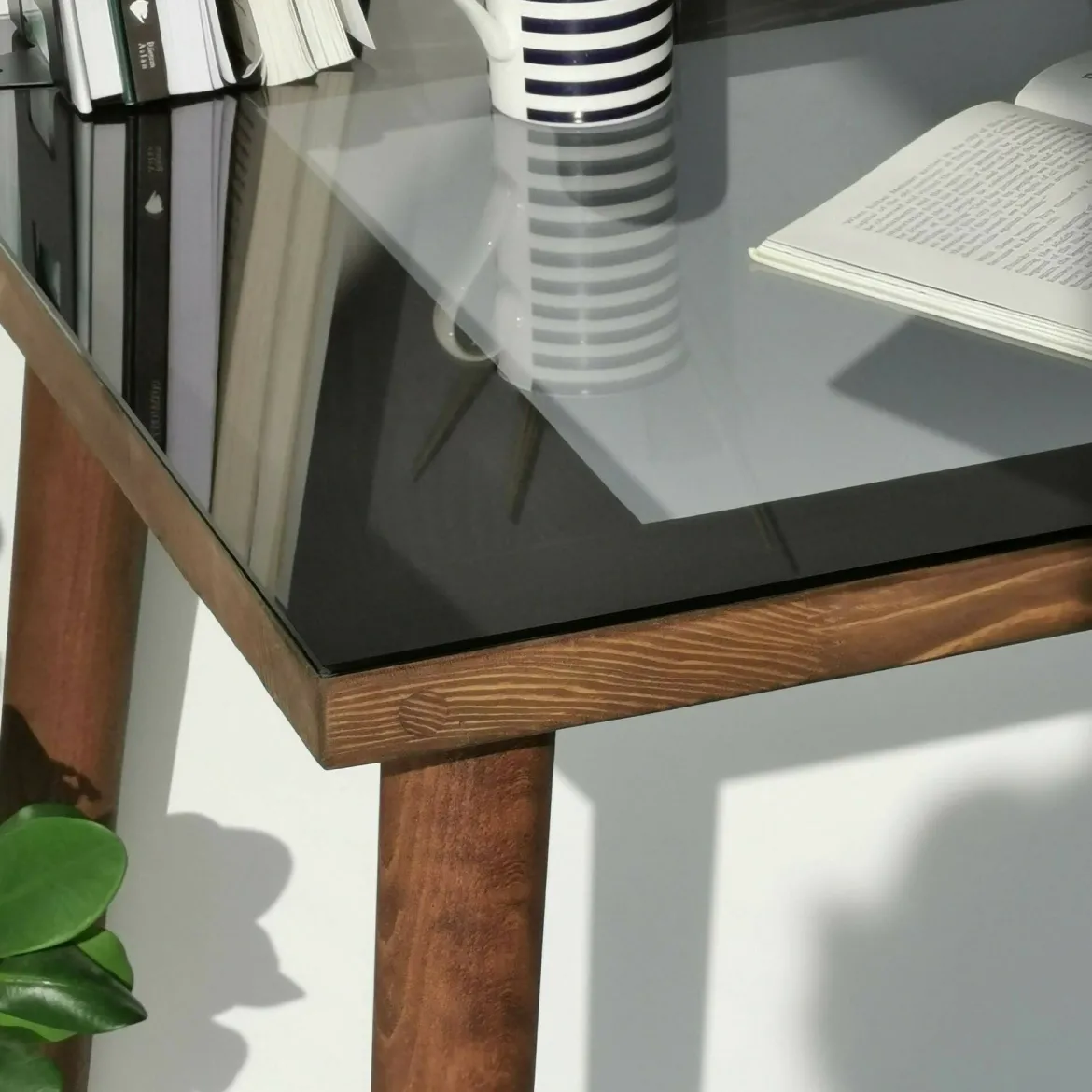 Scrivania lineare noce 110x60cm con piano in vetro - Melita
