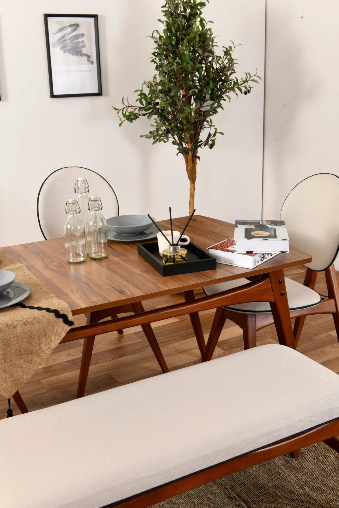 Set Tavolo e Sedie Marrone Noce Bianco Crema 6 Posti Dimensione Seduta Panca: 105x40h48 cm, Sedie: 54x44h90 cm, Dimensione Tavolo 160x78h75 cm